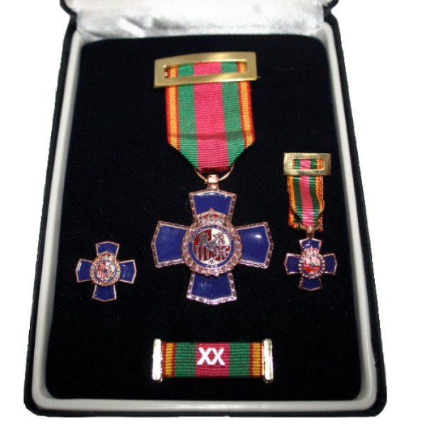 ESTUCHE ANTIGUEDAD XX AÑOS (20 AÑOS) DEDICACION POLICIAL + PASADOR + PIN + MEDALLA MINIATURA